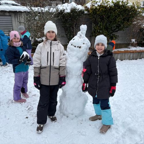 Schneespaß im Pausenhof
