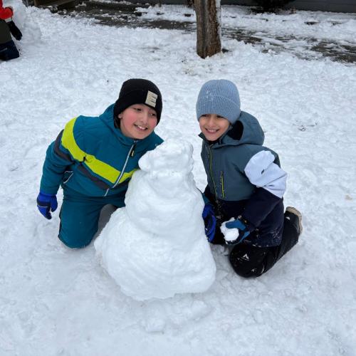 Schneespaß im Pausenhof