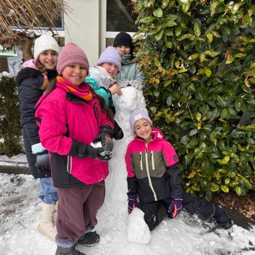 Schneespaß im Pausenhof