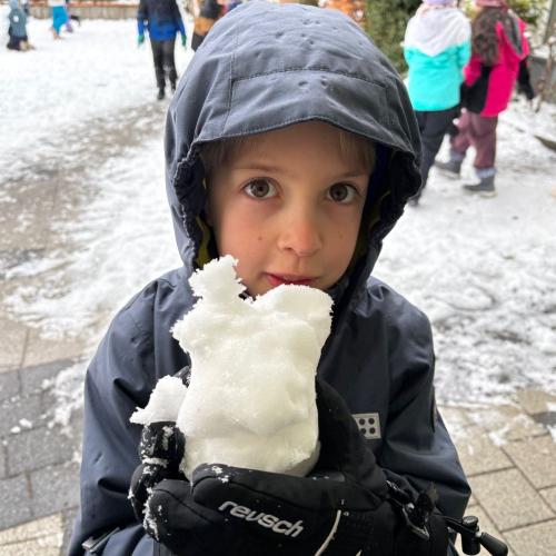 Schneespaß im Pausenhof