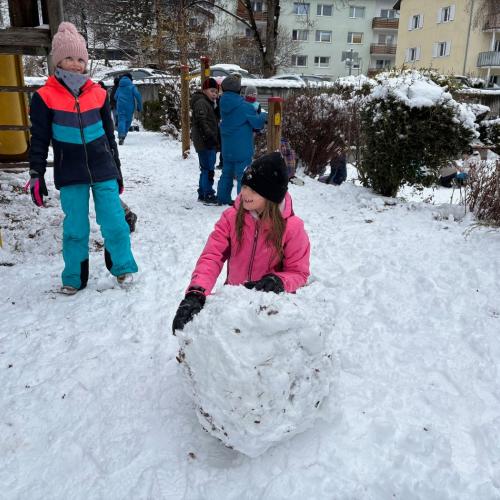 Schneespaß im Pausenhof
