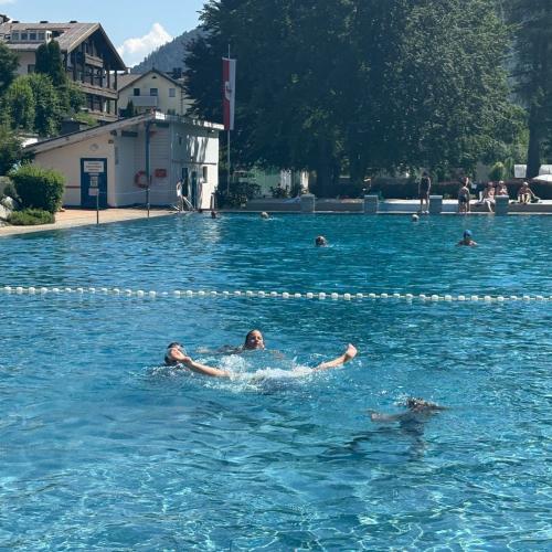 Schwimmen im Freibad Perjen