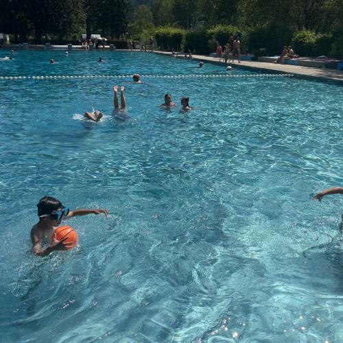 Schwimmen im Freibad Perjen