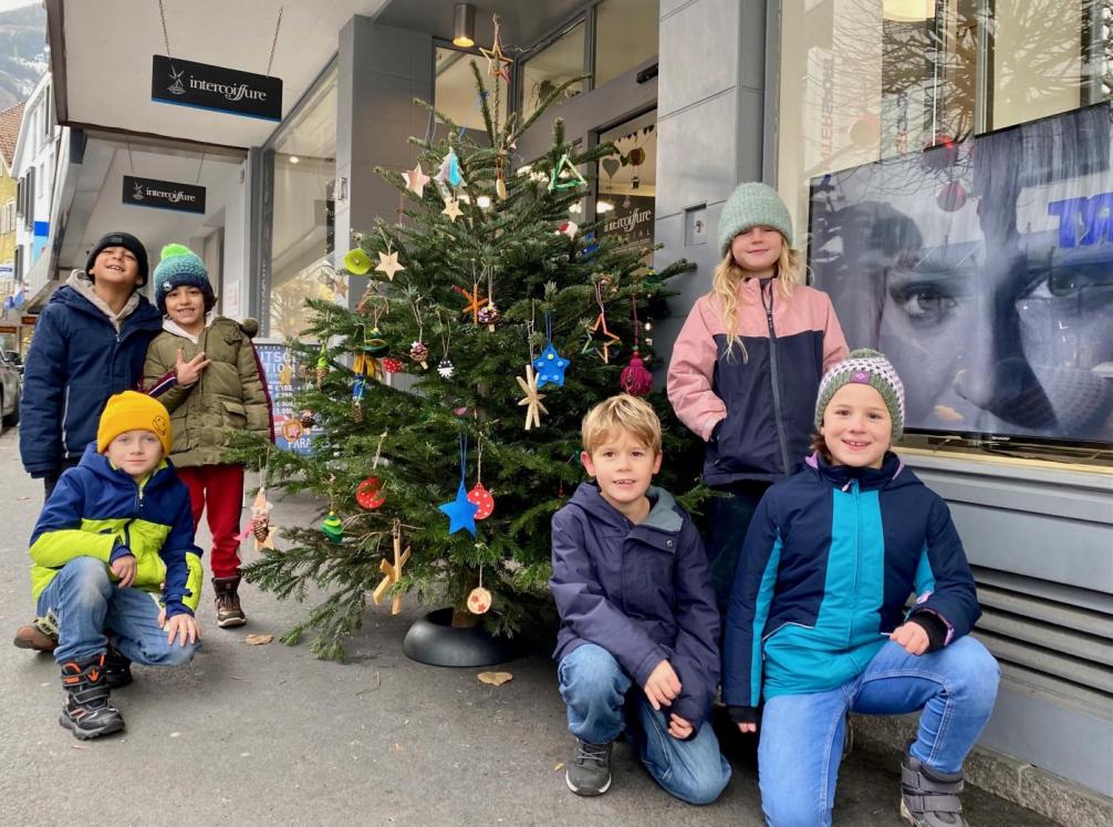 © VS Perjen | Urheber:in: VS Perjen Christbäume schmücken