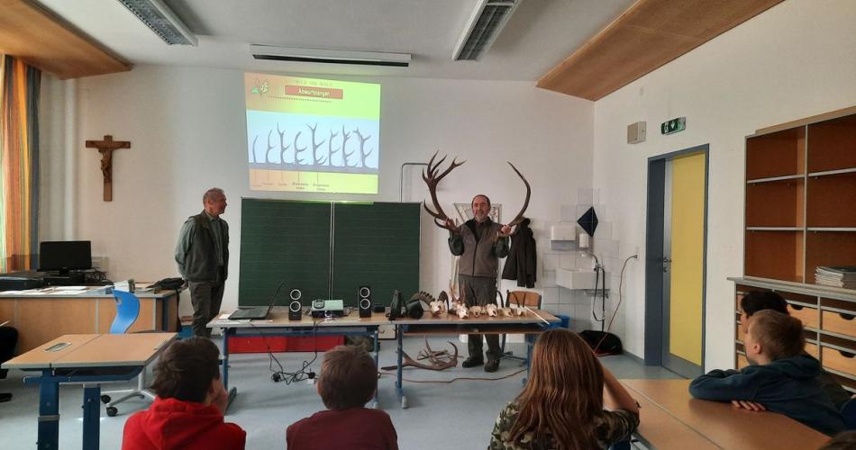 Besuch der Jäger an der Schule