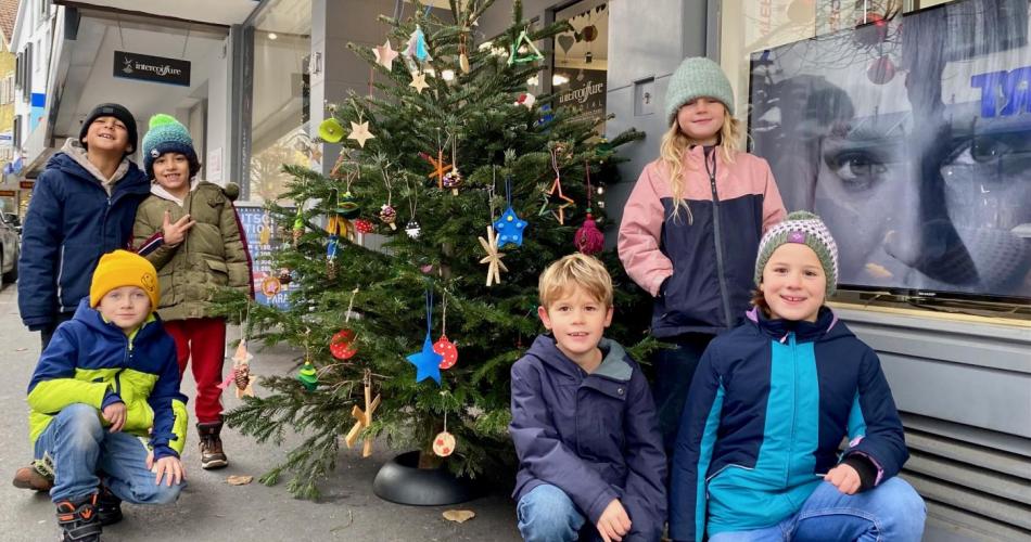 Christbäume schmücken