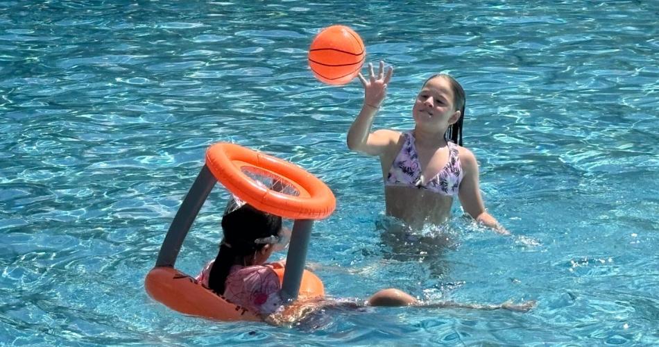 Schwimmen im Freibad Perjen